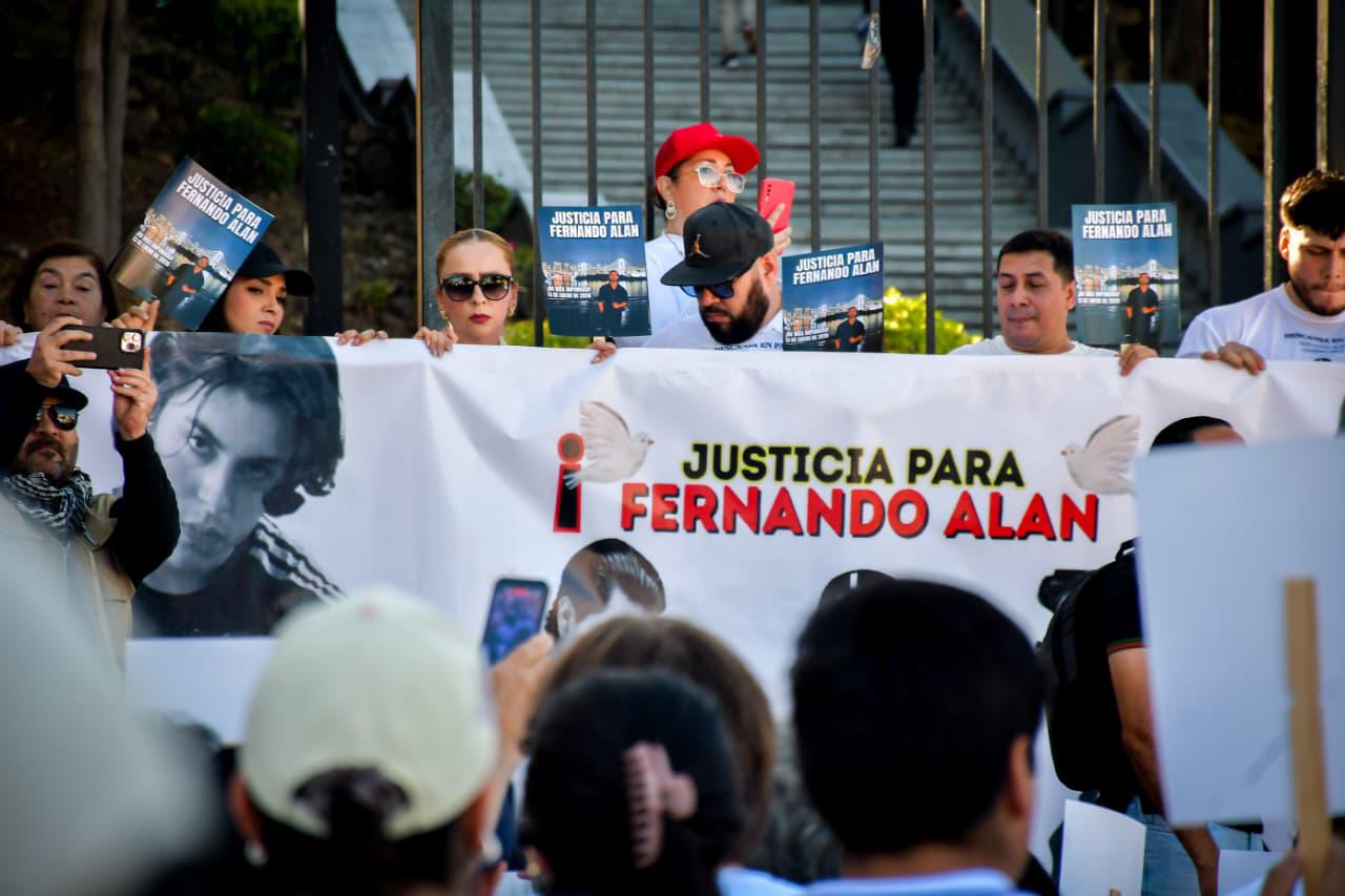 $!‘Fernando Alan no era un criminal’: marchan en Culiacán por justicia del joven muerto en operativo militar
