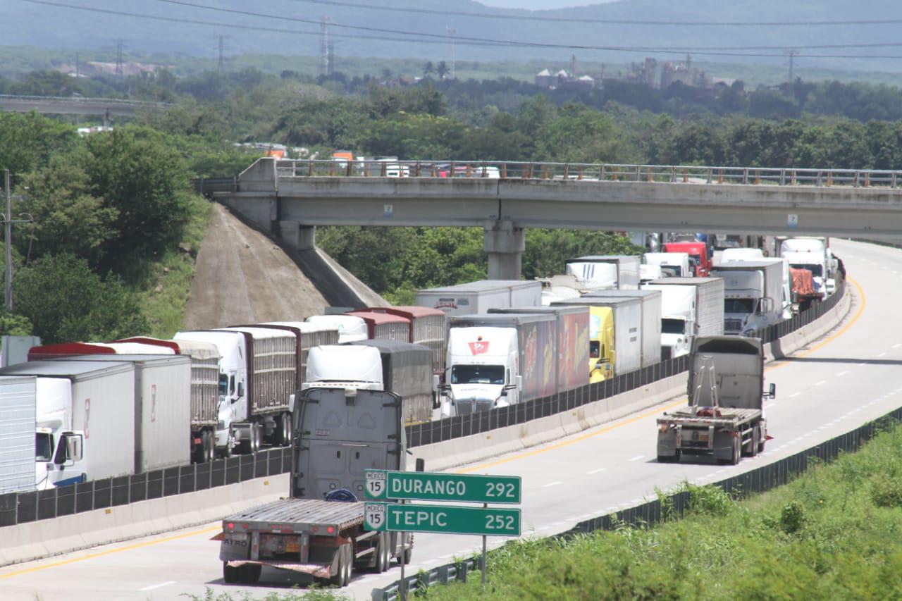 $!Carreteras de Mazatlán están saturadas por cierre de autopista a Culiacán