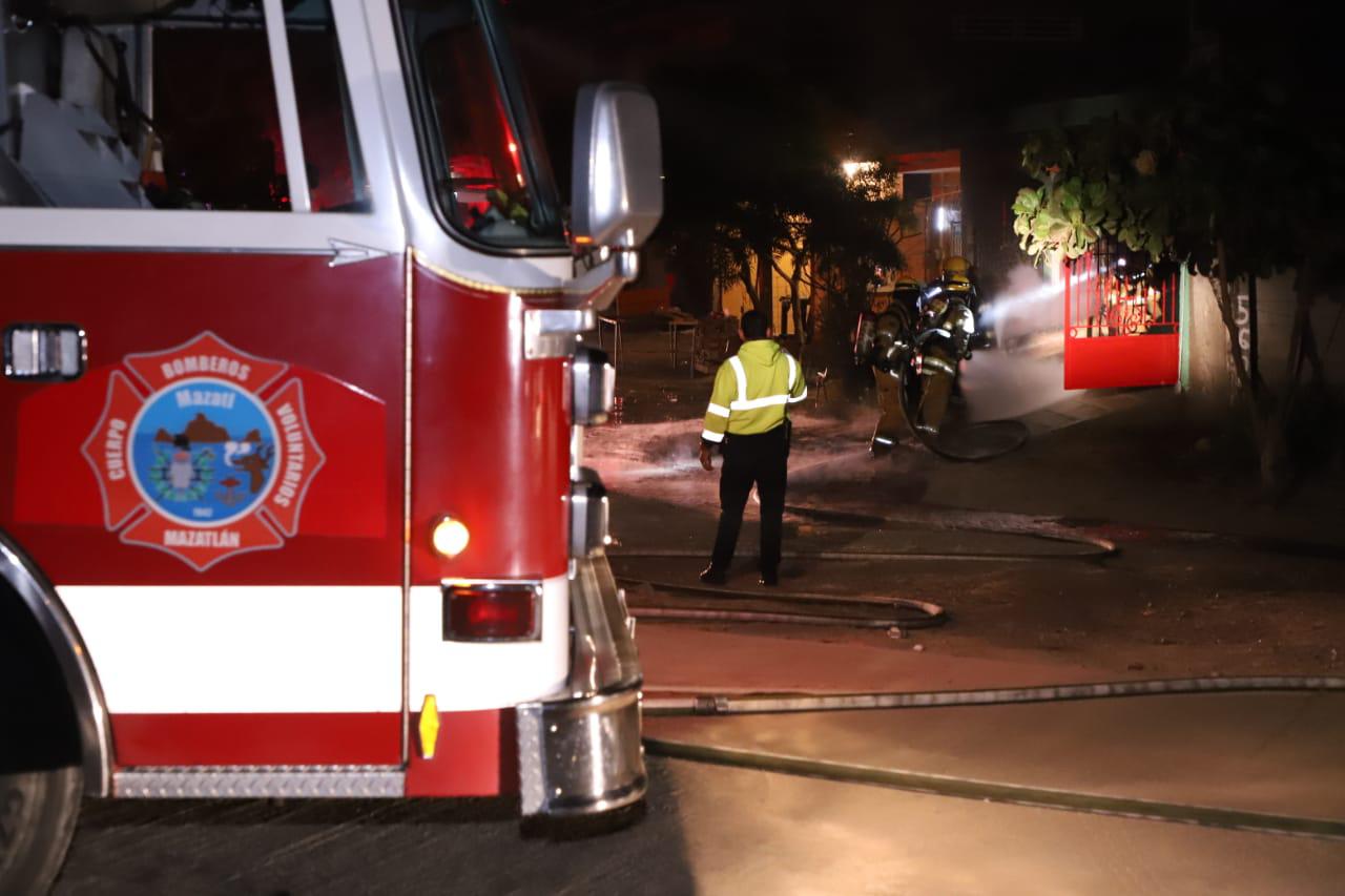 $!Tres incendios ocasionados por pirotecnia atendió Bomberos Mazatlán el fin de semana