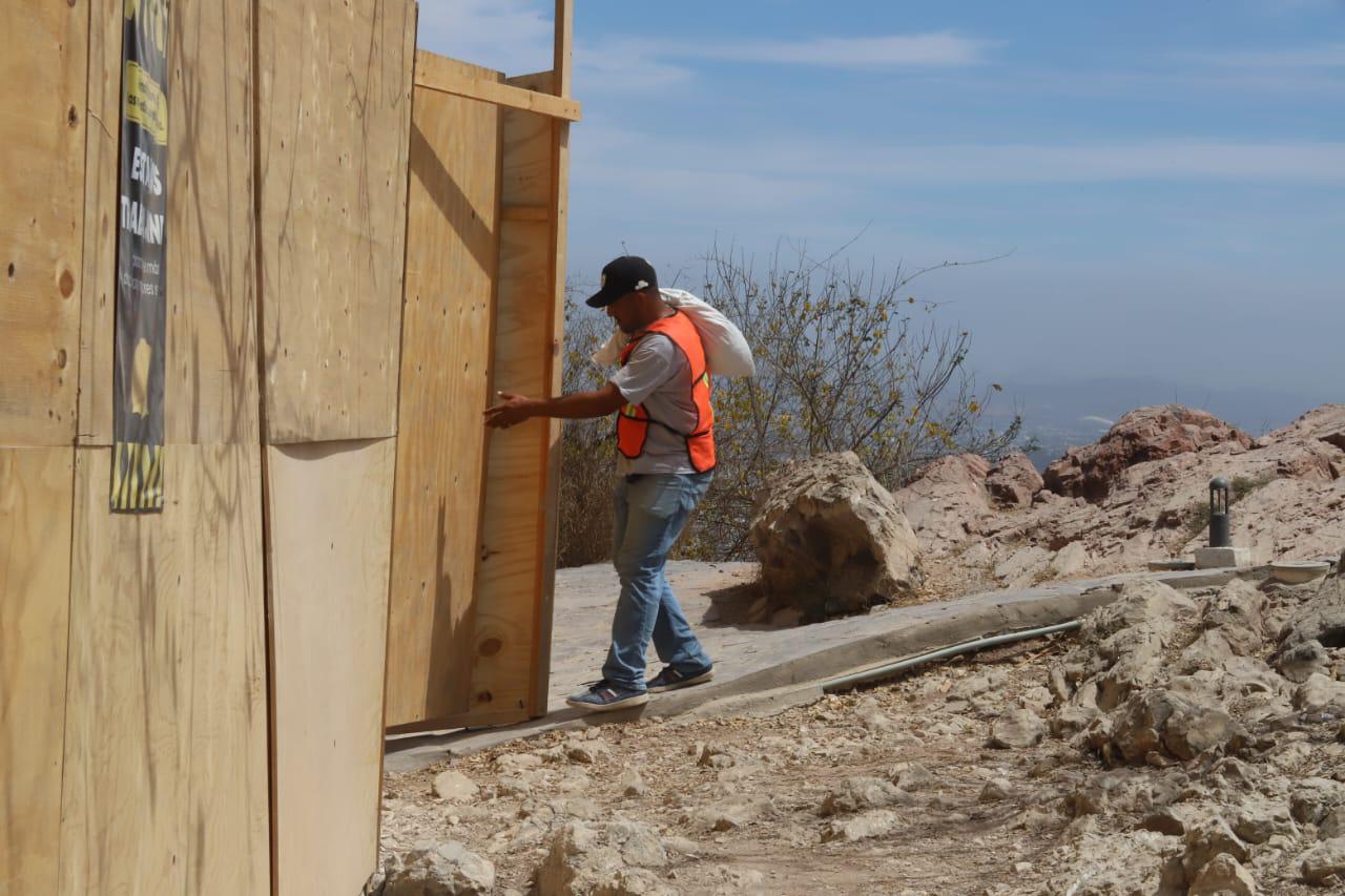 $!Pese a suspensión de la obra, construcción de tirolesa continúa en Cerro del Crestón