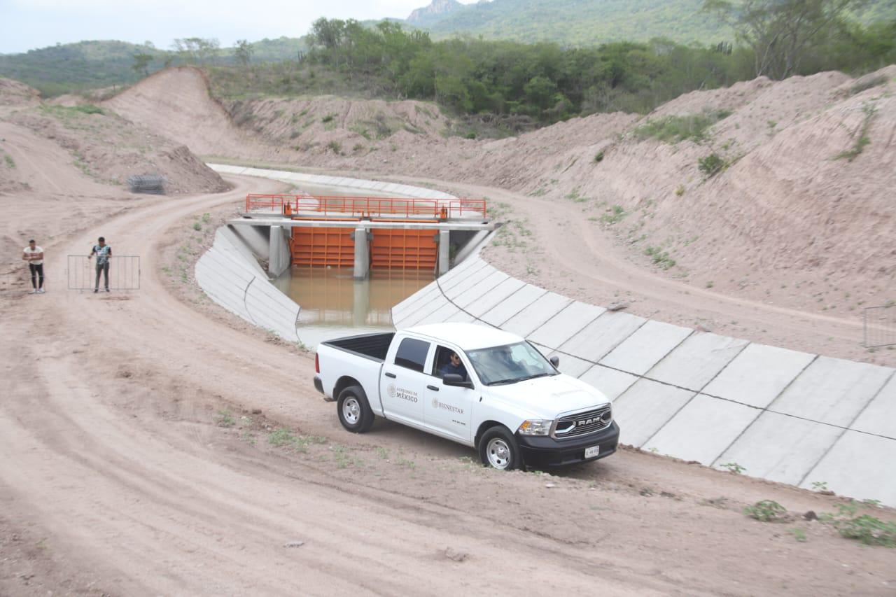 $!Llega López Obrador a Lomas del Guayabo, en Mazatlán, a supervisar distrito de riego