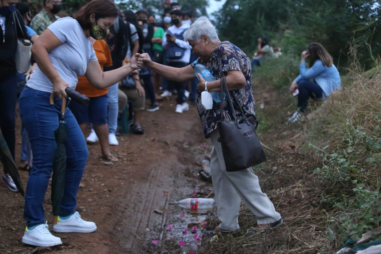 $!‘Acampan’ adolescentes en el Hospital Militar de Mazatlán para vacunarse contra el Covid