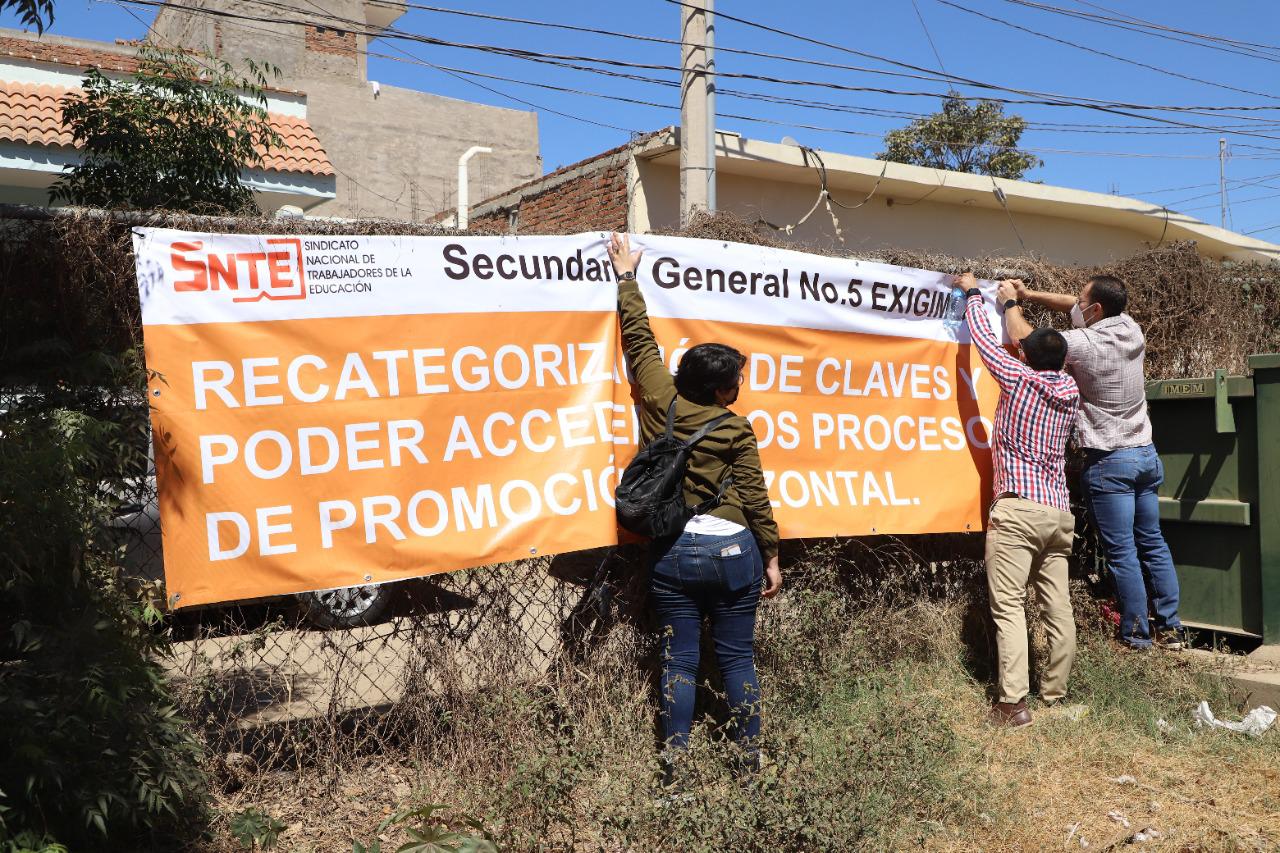 $!Maestros mazatlecos protestan en Servicios regionales de la SEPyC