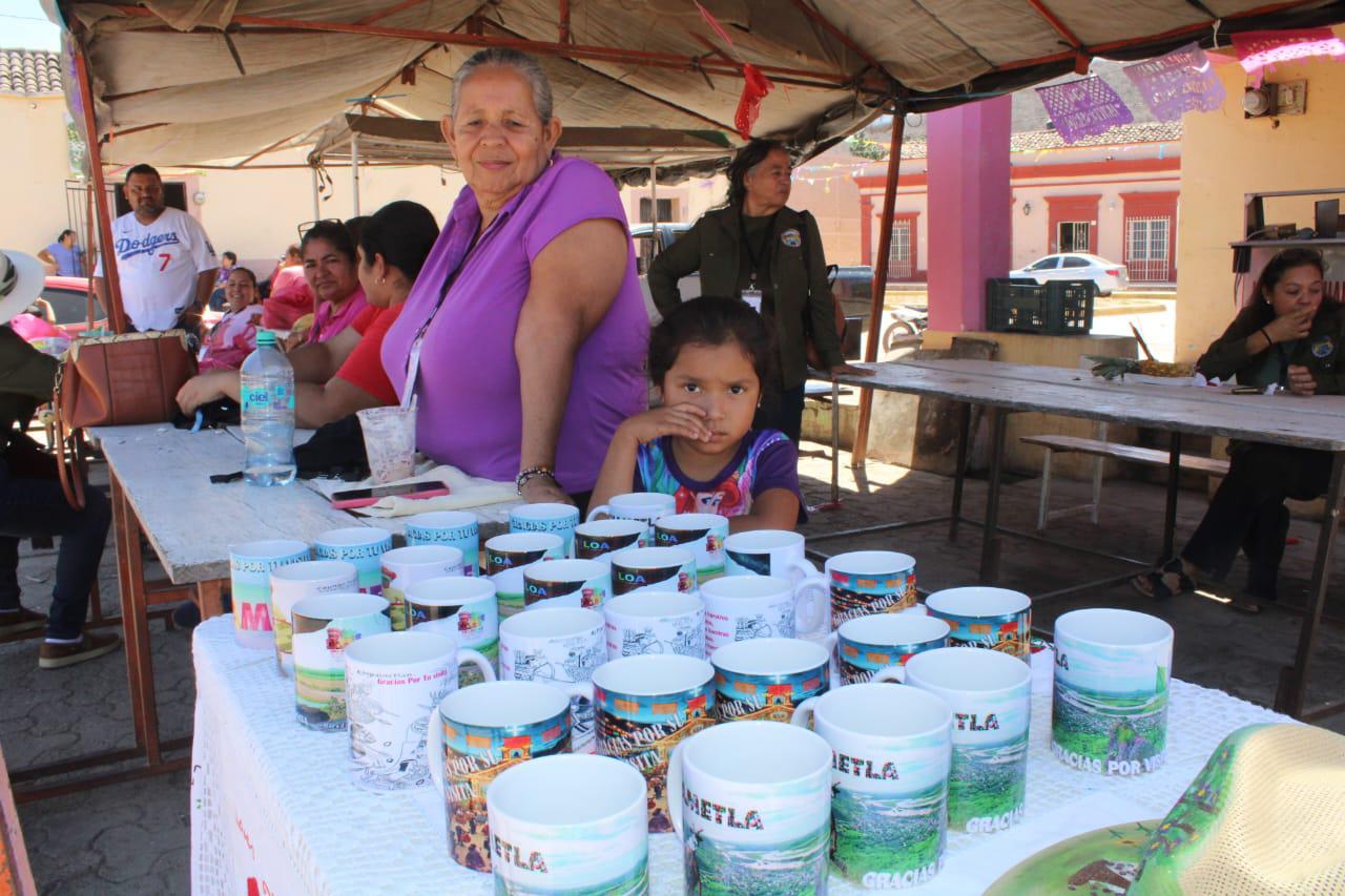 $!Vecinos apoyan muestra gastronómica tras cancelación de turistas en Chametla