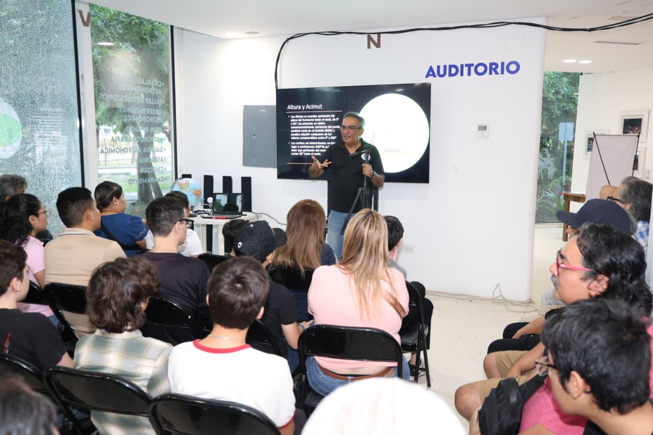$!Los asistentes conocieron los principios básicos de la observación astronómica y el uso de telescopios durante el arranque del taller.