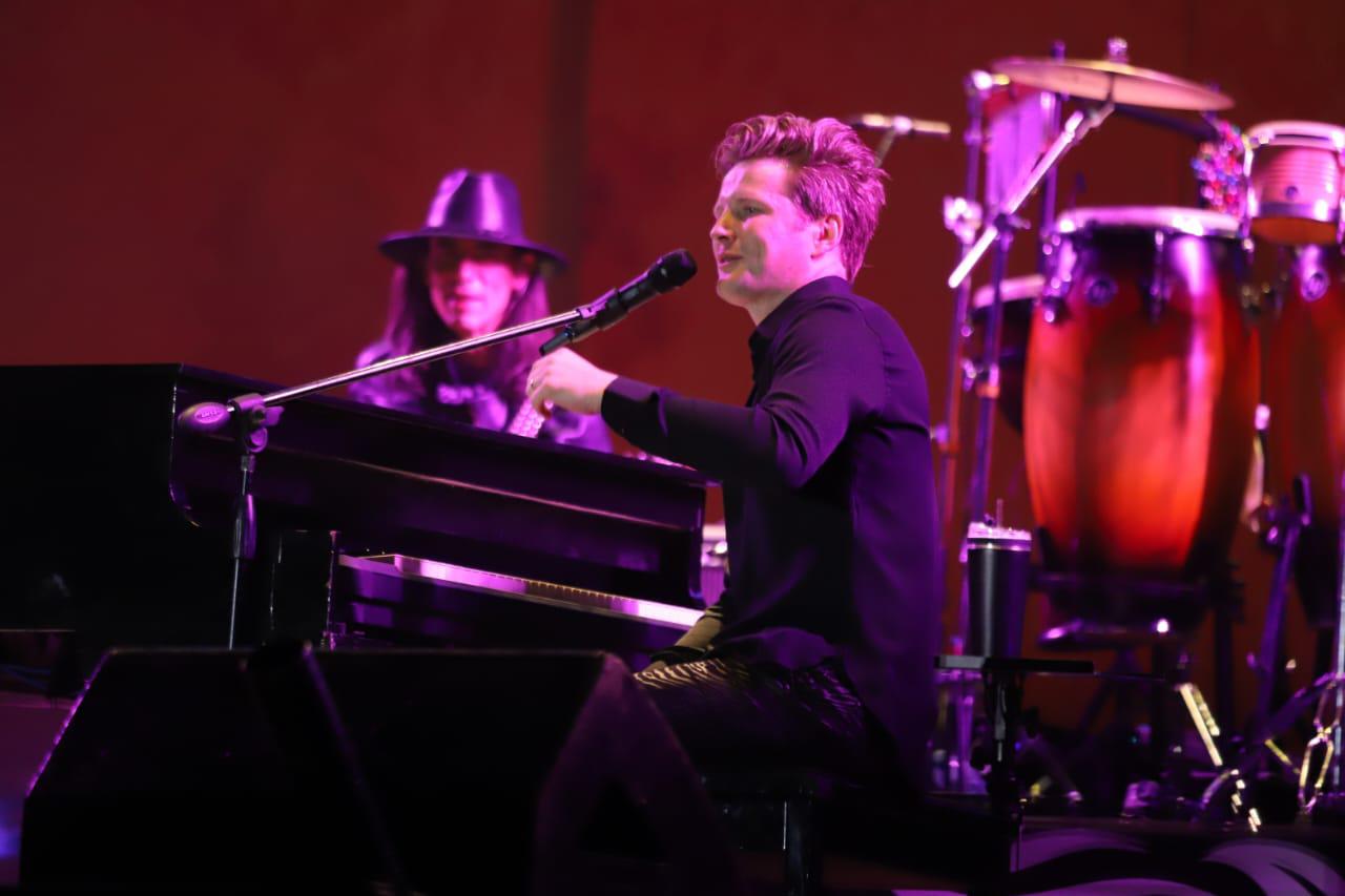 $!Conquista Emmanuel y Alexander Acha al público de la Coronación de Carolina III