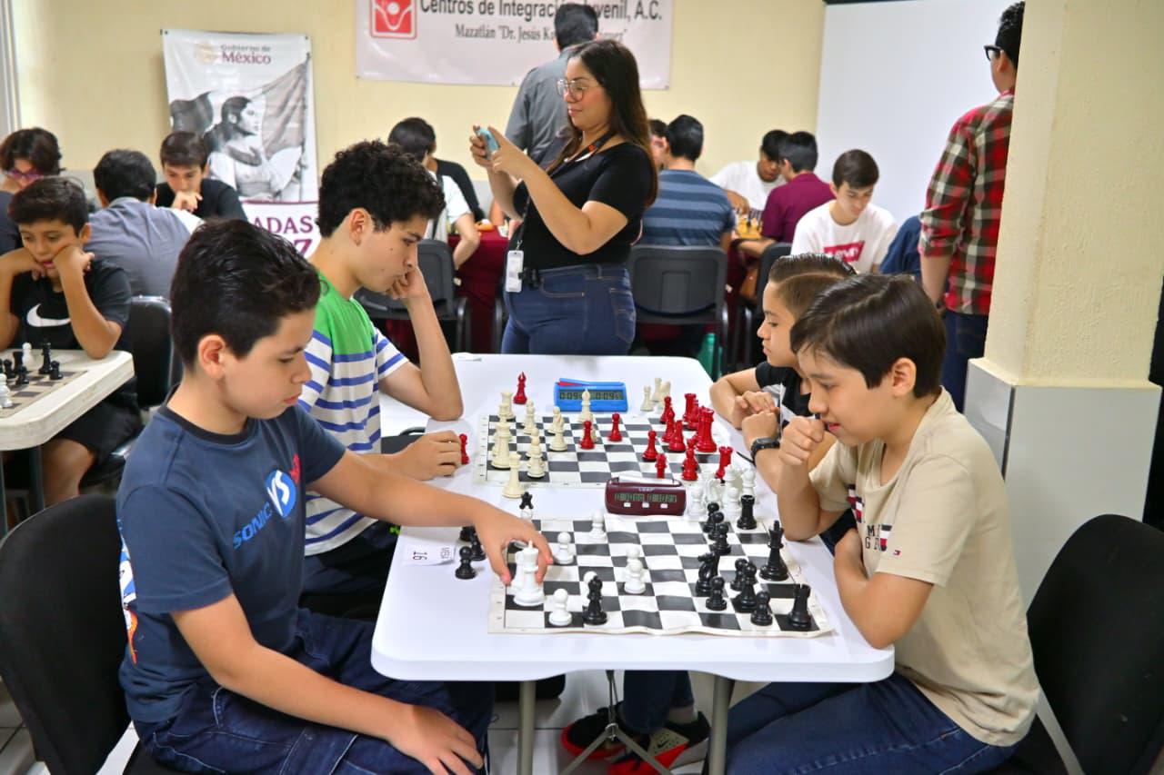 $!Jaque mate a las adicciones: reúnen a decenas de estudiantes en torneo de ajedrez por la paz en Mazatlán