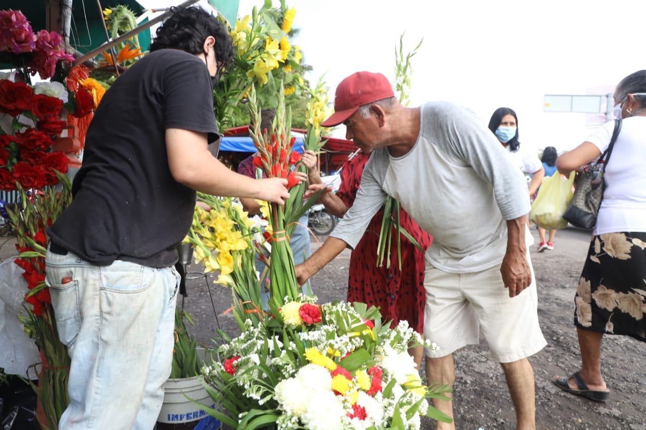 $!Acuden cientos de personas a panteones de Mazatlán por celebración del Día del Padre