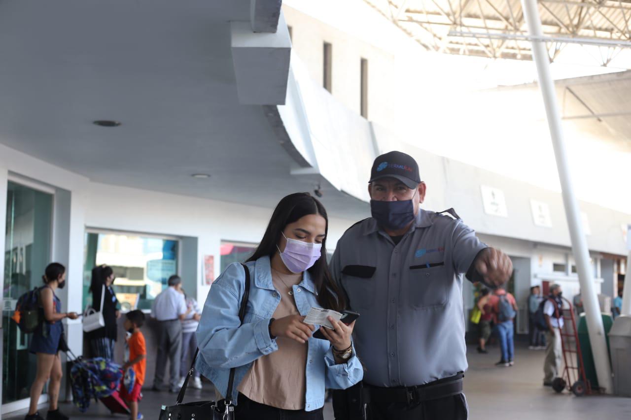 $!Los turistas abarrotan las centrales camioneras de Mazatlán