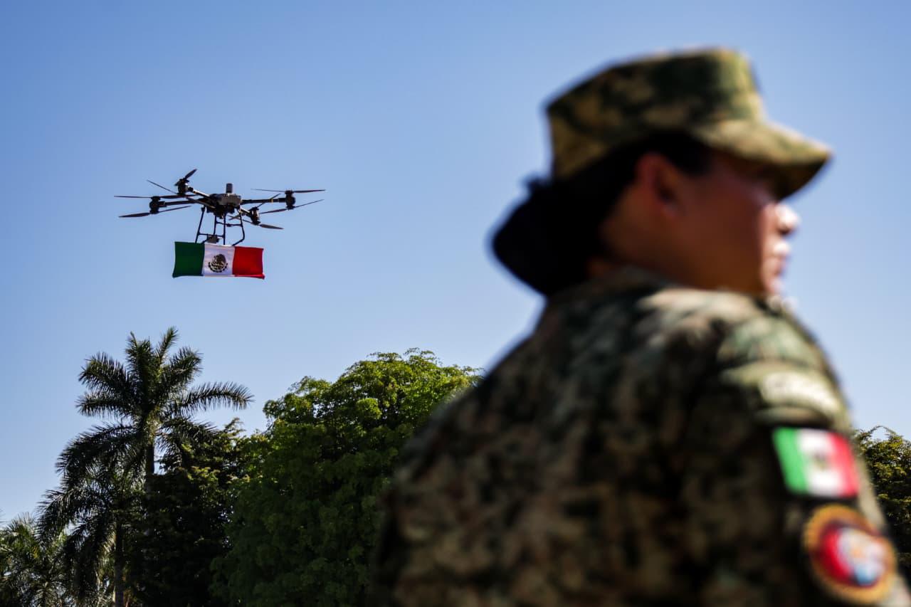 $!Sinaloa conmemora el Día de la Bandera; Rocha toma protesta a escoltas estudiantiles