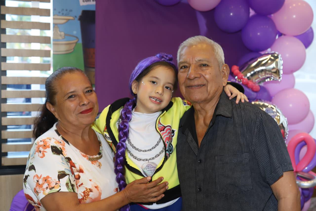 $!Martha Ayala y Teo Lázaro con su nieta.