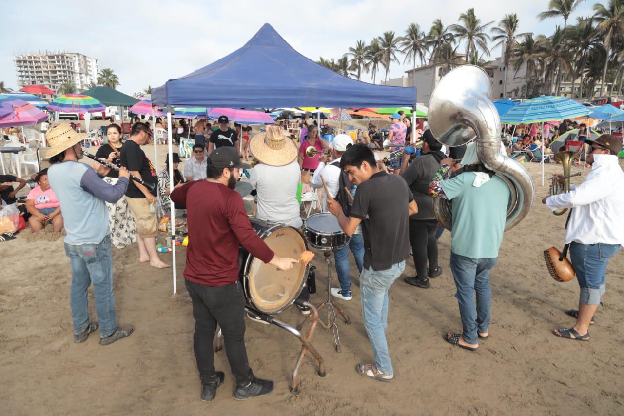 $!Viven tarde de algarabía en las playas de Mazatlán durante Semana Santa