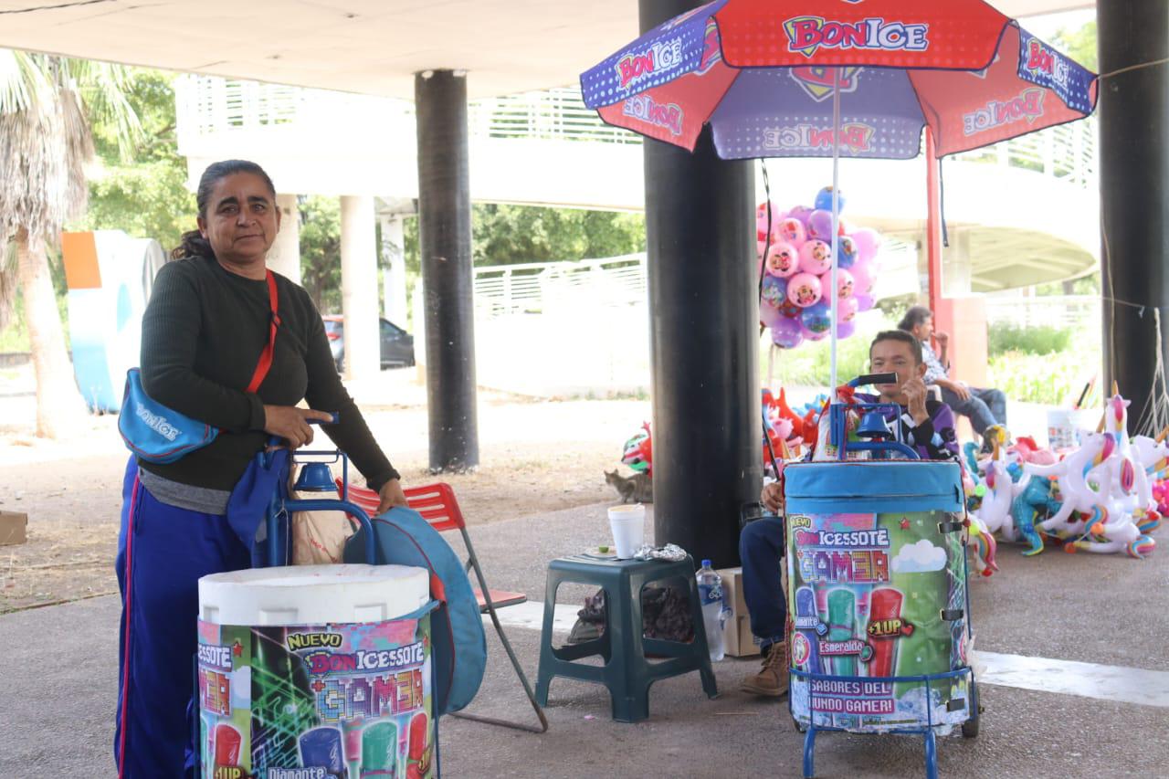 $!María Elena vende helados a los niños que visitan el Zoológico de Culiacán
