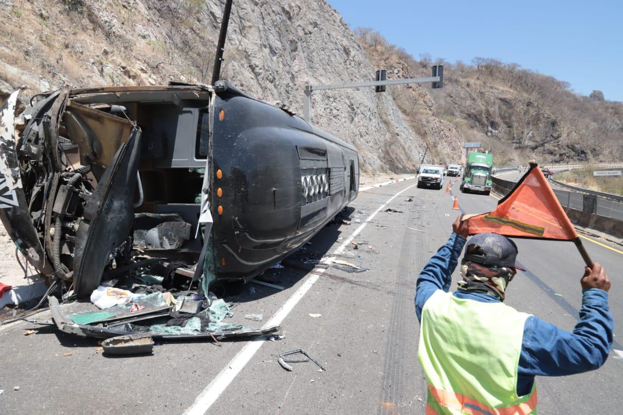$!Accidente de autobús grupo musical del exvocalista de La Adictiva, “Memo” Garza, en la autopista Mazatlán-Durango