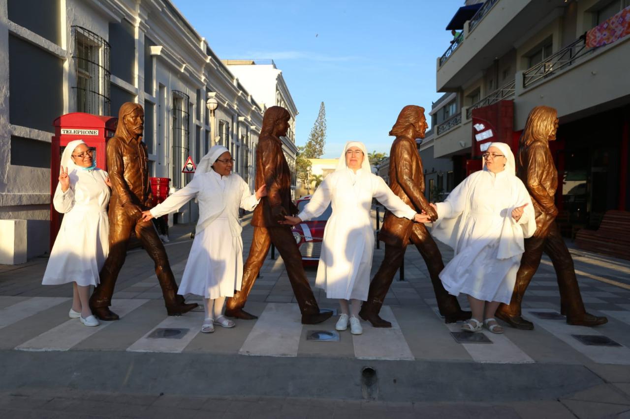 $!Suman más fans Los Beatles mazatlecos; hasta religiosas acuden a tomarse fotos