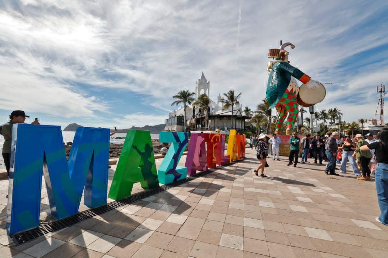 $!Gobernador Rocha Moya da la bienvenida a turistas que disfrutan del Carnaval Internacional de Mazatlán