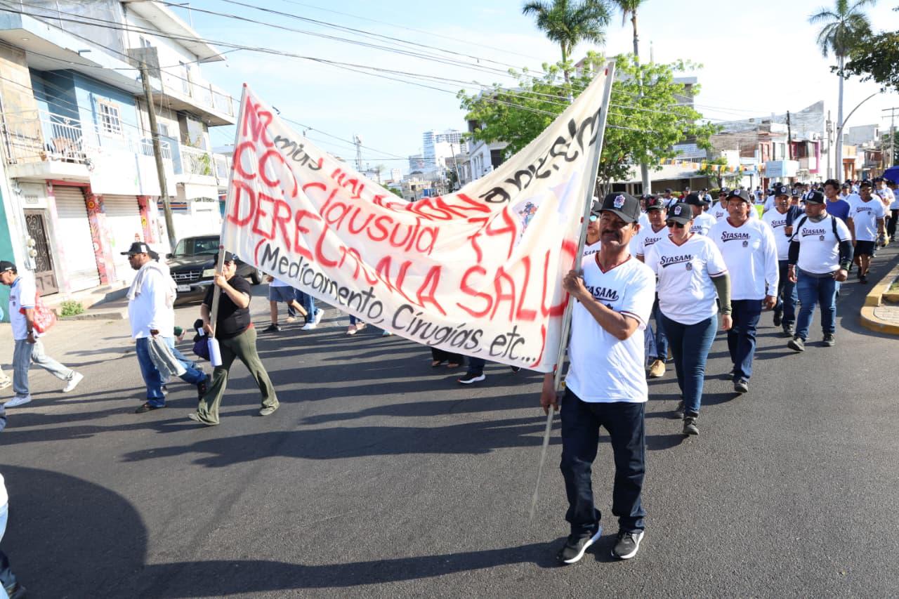 $!Exigen sindicalizados de STASAM justicia laboral durante el desfile del Día del Trabajo