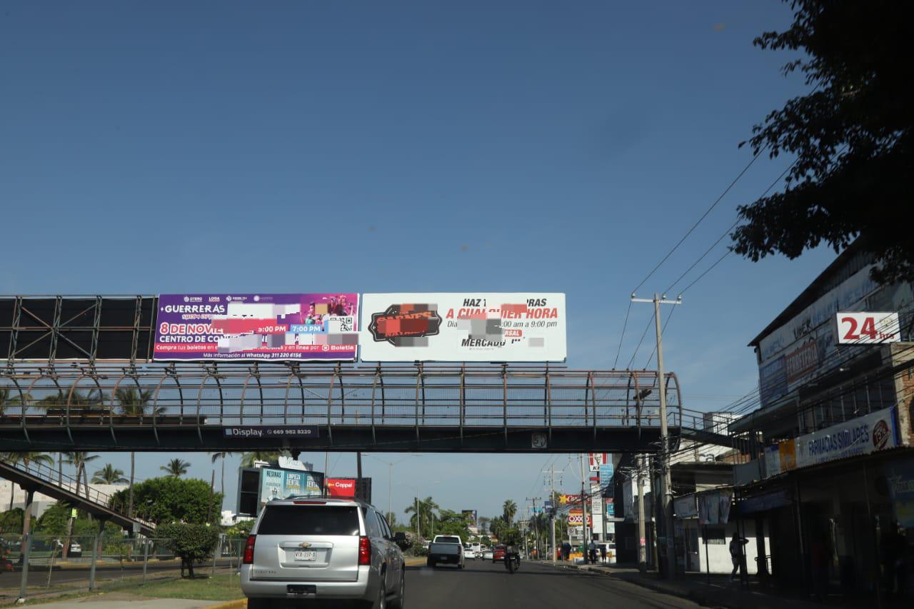 $!Retiran mantas de desaparecidos en puentes peatonales a pocas horas de su colocación