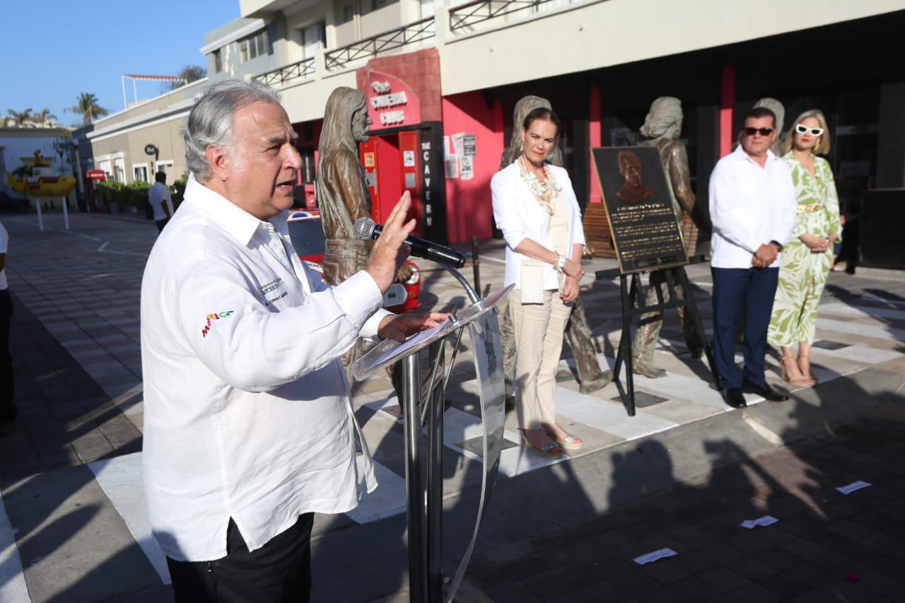 $!Develan placa en honor a ex baterista de The Beatles en Mazatlán
