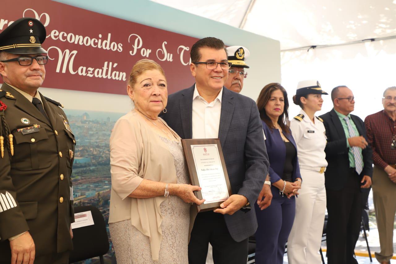 $!Lilia Salazar Roja con su distinción.