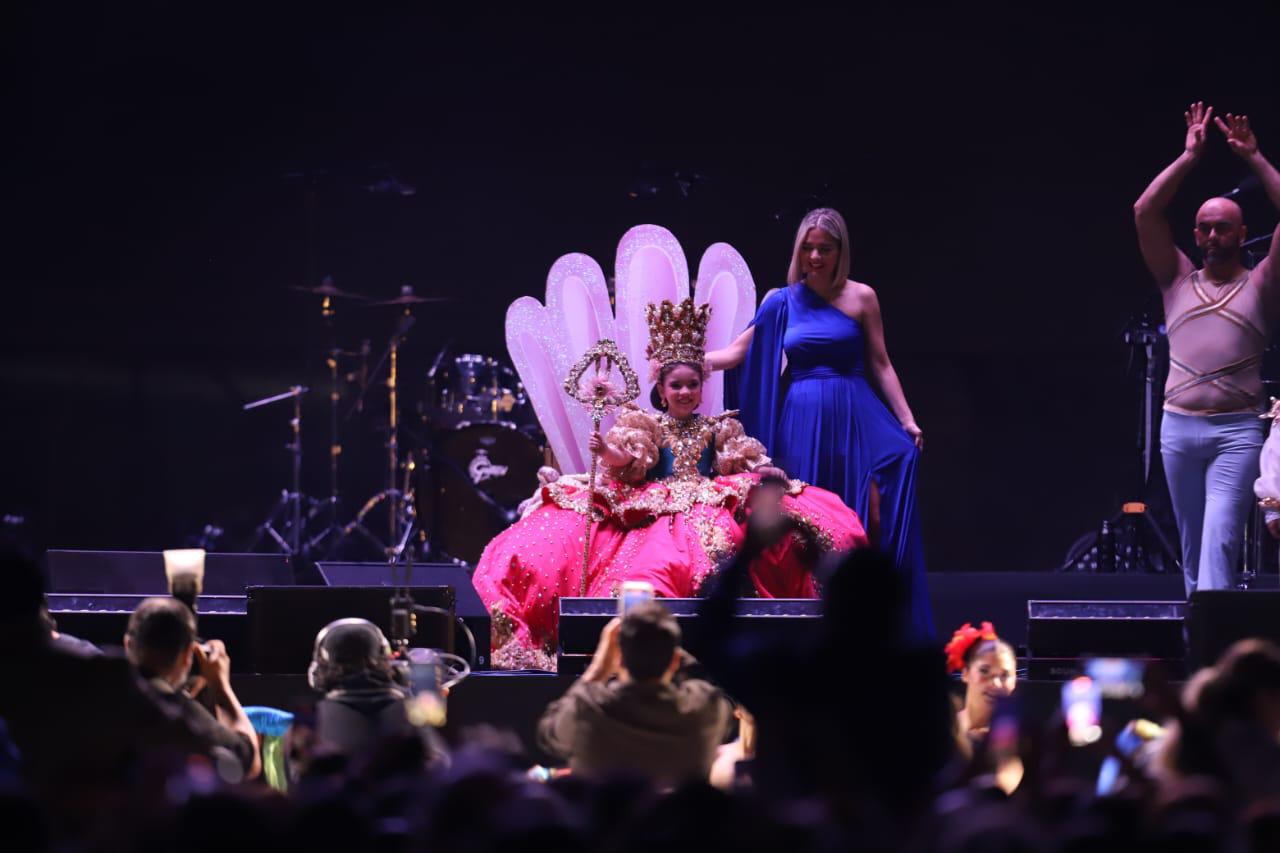 $!La Alcaldesa Estrella Palacios coronó a Ximena II, Reina de la Poesía del Carnaval 2025.