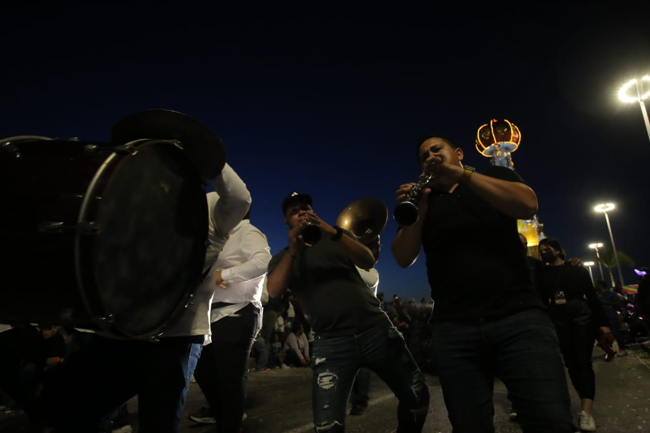 $!Aglomerados y sin cubrebocas, dicen adiós al Carnaval
