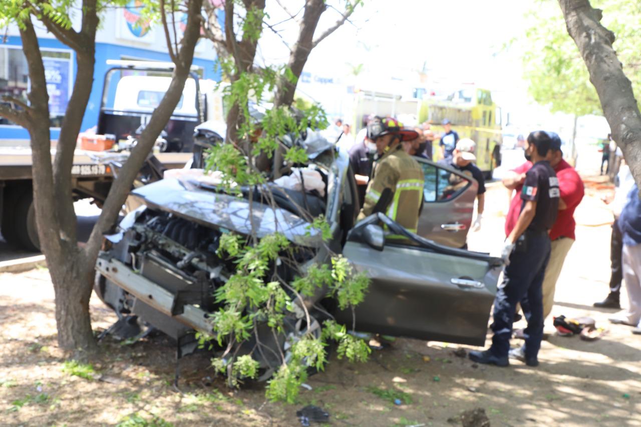 $!Muere mujer tras choque contra árbol en Mazatlán