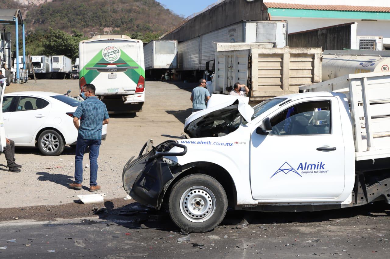 Camioneta choca contra camión urbano en la México 15 al sur de Mazatlán.