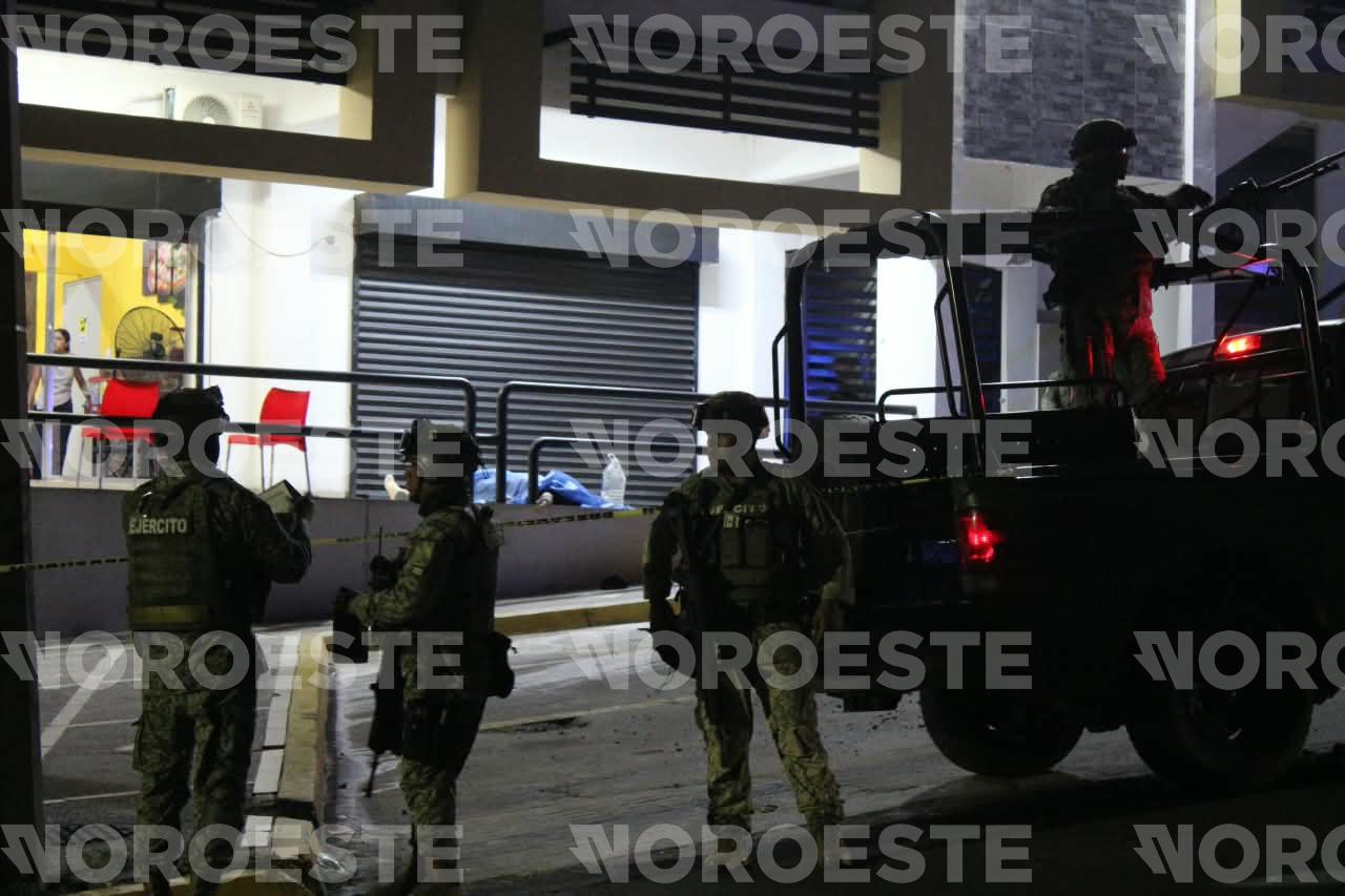 $!Ataque armado deja una persona sin vida en una plaza comercial en Loma Linda, Culiacán