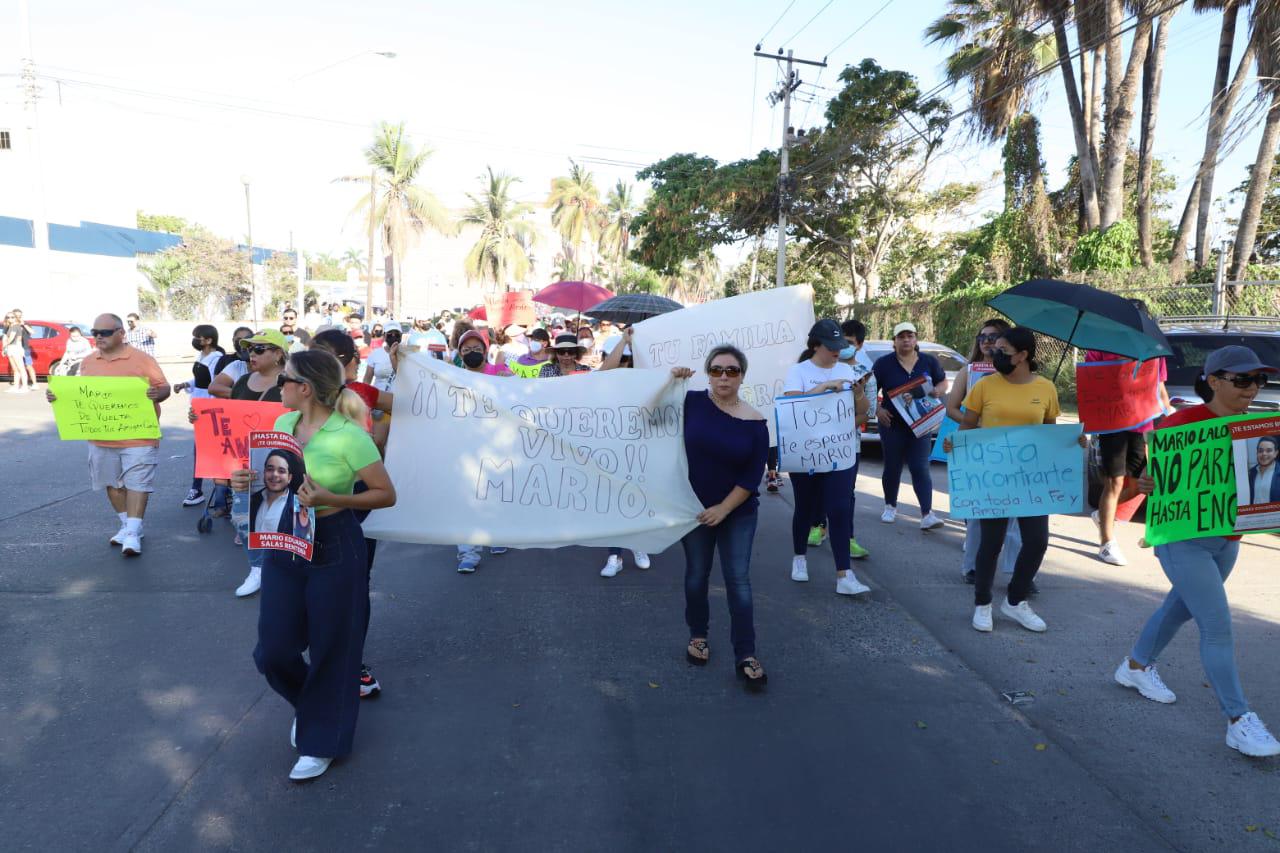 $!Protestan y bloquean Zona Dorada por desaparición de joven Mario Eduardo, en Mazatlán; ni la Fiscal ni el Alcalde los atienden