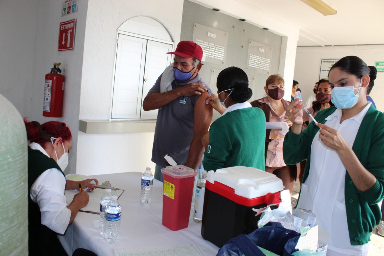 $!En total se aplicaron 260 vacunas a los trabajadores de Jumapam.