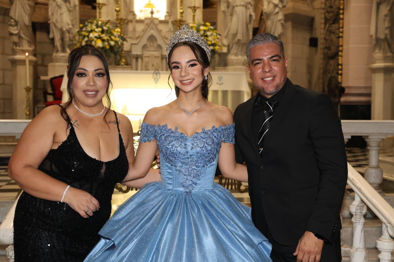 $!Alexa Anayansi con sus padrinos, Claudia Elizabeth Gómez Llanos y Saúl Emmanuel Sánchez.
