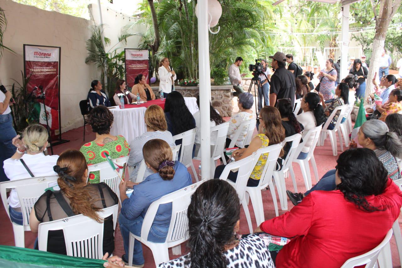 $!Imelda Castro pide respaldo a mujeres de Rosario en la encuesta durante asamblea