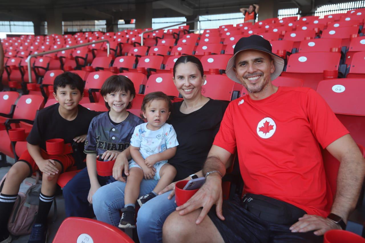 $!La familia Matus de la Vega presentes en el estadio.