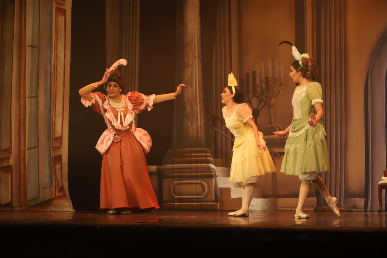 $!La madrastra fue interpretada por Gean Lee Panchi Balseca, y las hermanastras, por Aramara Ayala Verde y Mariana Romero Iribe.