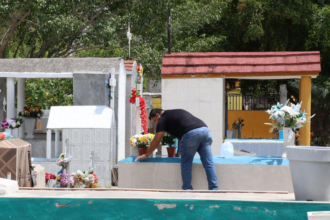 $!Recuerdan a los padres con flores y homenajes en panteones de Mazatlán