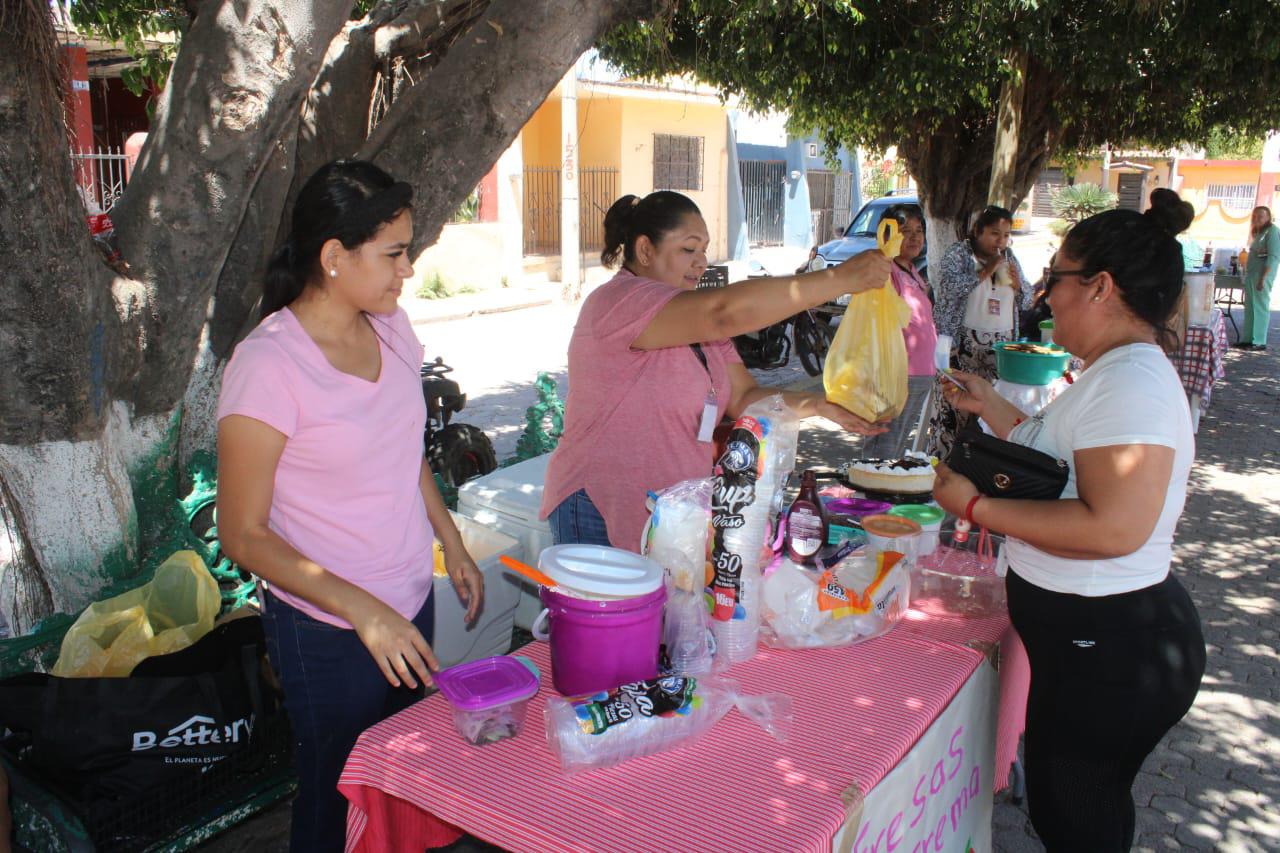 $!Vecinos apoyan muestra gastronómica tras cancelación de turistas en Chametla