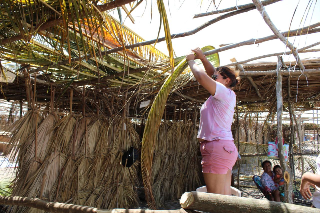 $!Escuinapenses se quejan de lo caras que compraron las enramadas en Las Cabras y exhiben su mala construcción