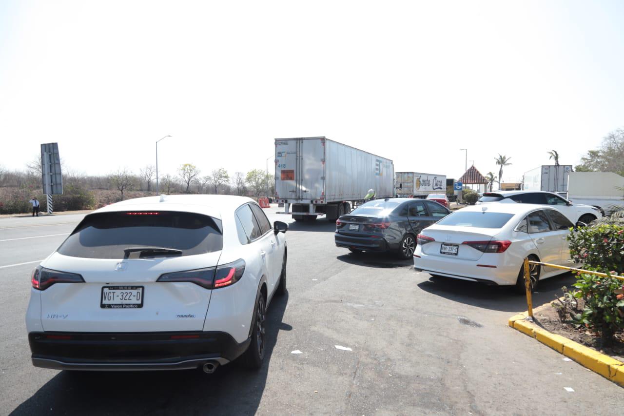 $!Cae el flujo vehicular hacia Mazatlán un 40% por mal estado de carreteras e inseguridad en Semana Santa