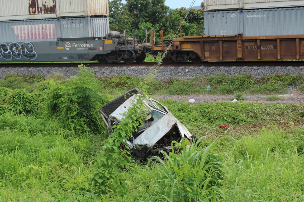 $!Solo unos segundos y después, la camioneta arrastrada por el tren, el accidente en Escuinapa