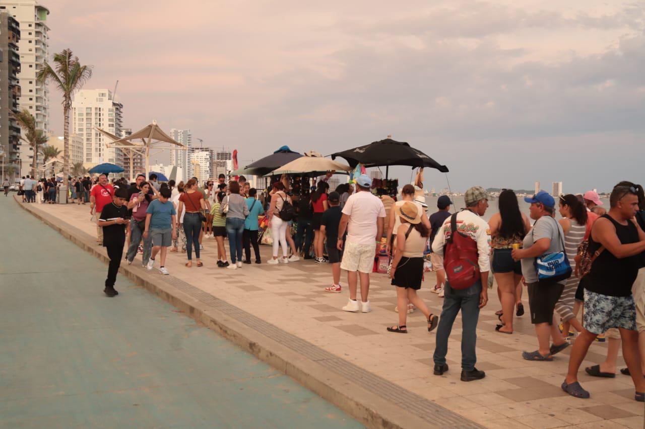 $!Se convierte el malecón de Mazatlán en el escenario favorito de turistas para admirar el atardecer