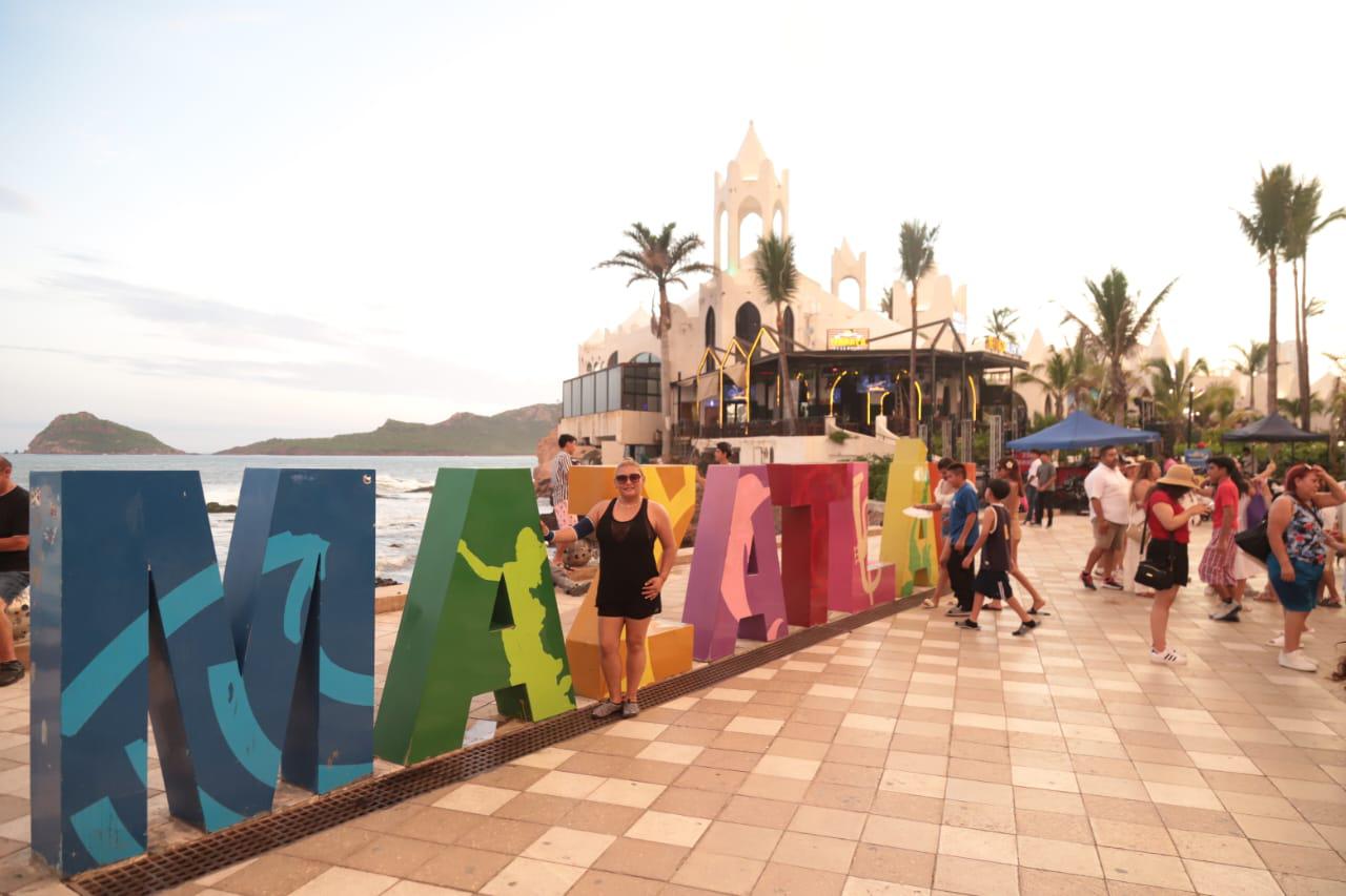 $!Se convierte el malecón de Mazatlán en el escenario favorito de turistas para admirar el atardecer