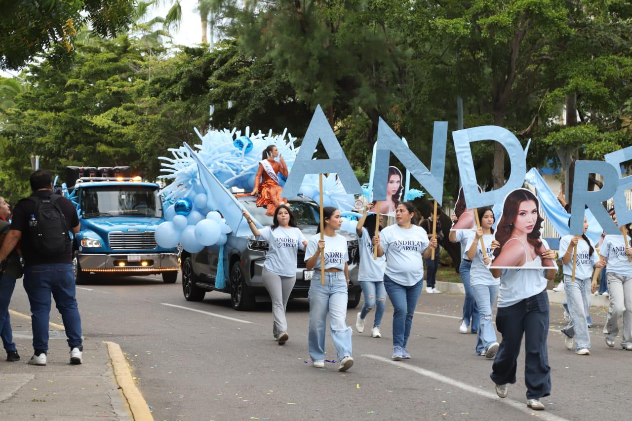 $!El contingente del Carnaval Internacional Mazatlán 2026 “Arriba la Tambora” avanzó lleno de energía por la avenida Ejército Mexicano, acompañado de confeti y música de tambora.
