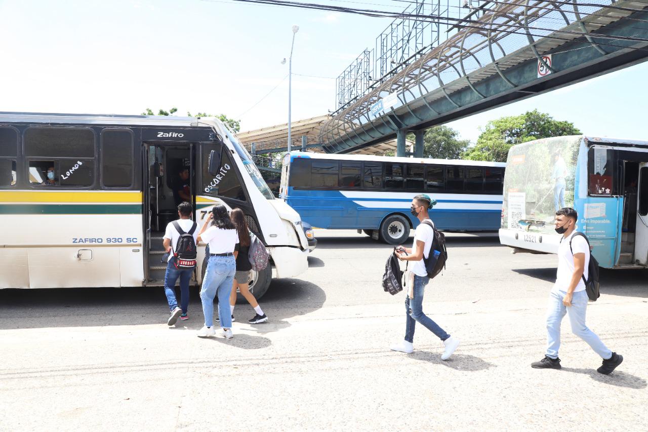 $!Alumnos de Mazatlán batallan para abordar camiones urbanos, y a muchos no les respetan la ‘tarifa de estudiante’