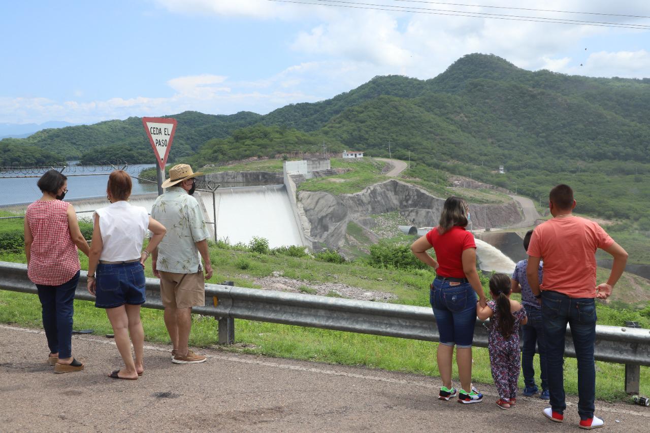 $!La cortina de la Presa Picachos, hoy rebosada, se ha convertido en un atractivo turístico