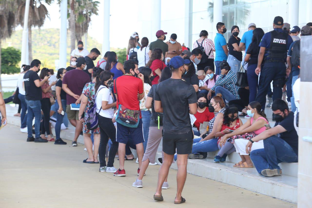 $!Con largas filas inicia último día de vacunación para jóvenes de 18 a 29 años en Mazatlán
