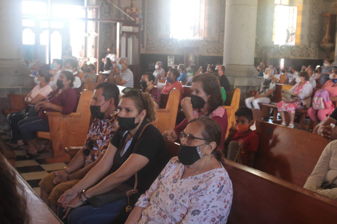 $!En Catedral de Mazatlán realizan el Viacrucis y llaman a imitar a Jesús