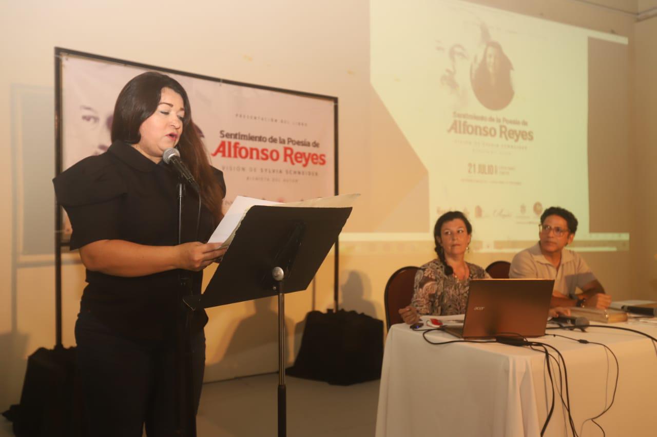 $!La promotora cultural Karina Castillo expresó unas palabras de la escritora en la velada.