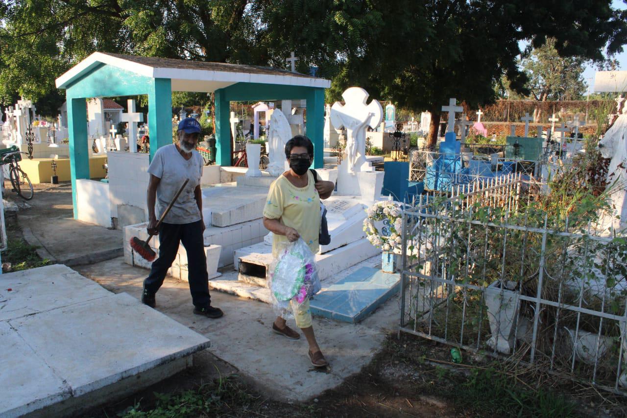 $!Rosarenses recuerdan a sus niños en el Día de Todos los Santos
