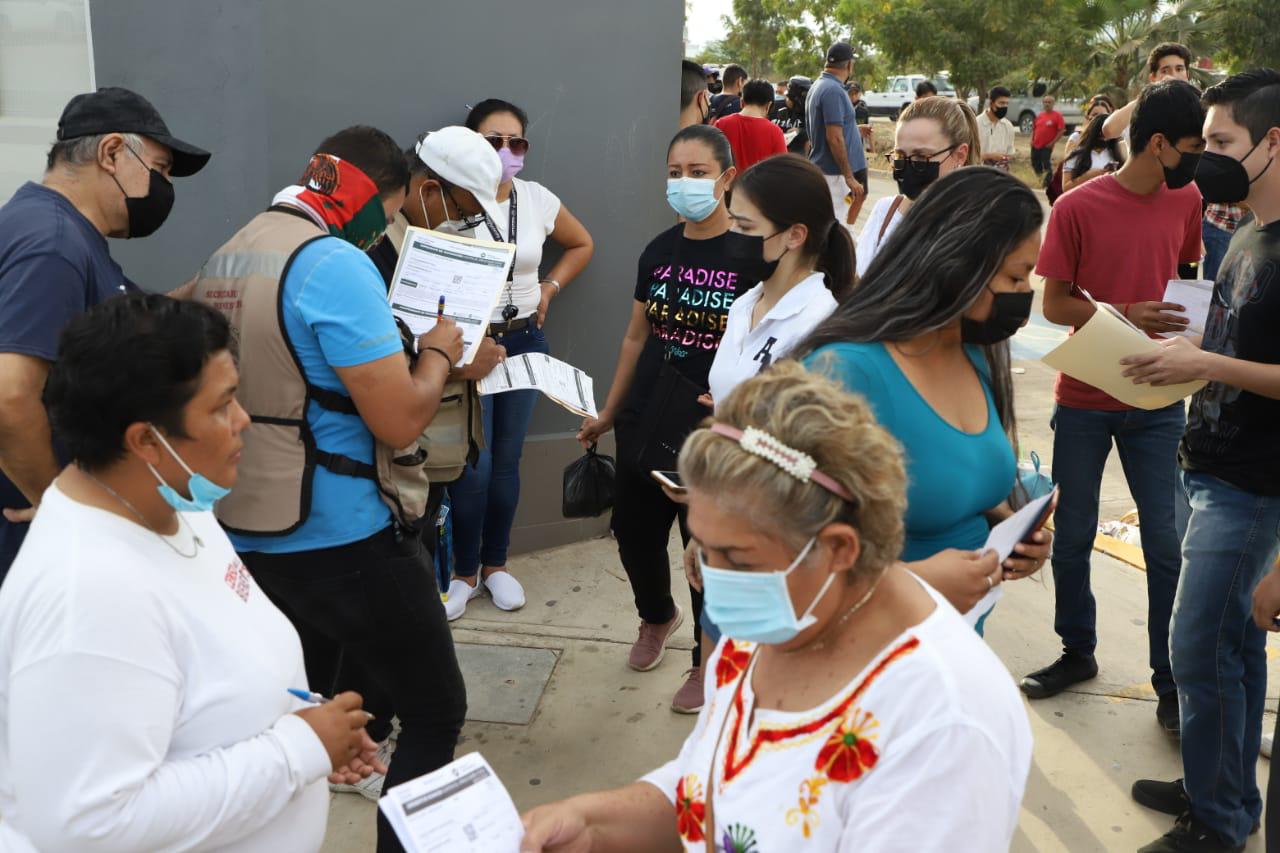 $!Reclaman abrir más centros de vacunación en Mazatlán para adolescentes de 15 a 17 años